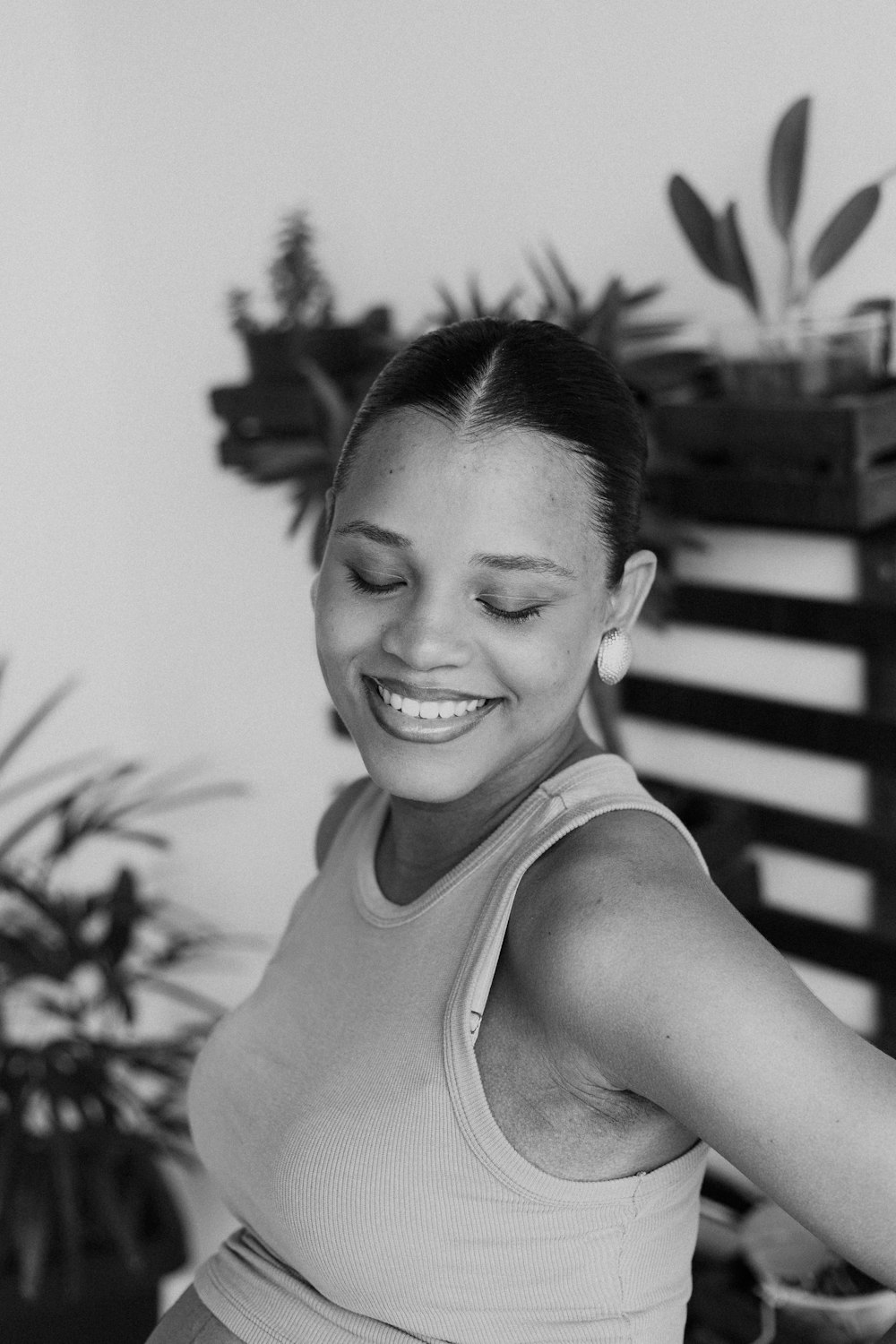 웃고 있는 여성의 흑백 사진