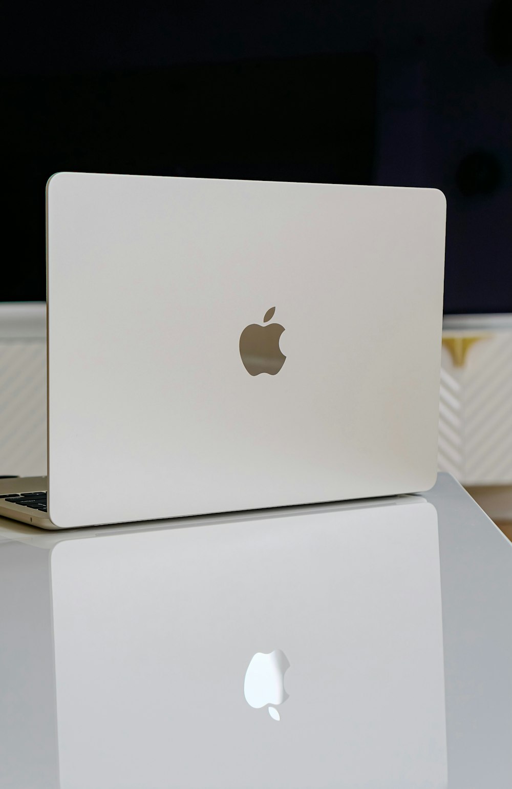 テーブルの上に置かれた白いアップルのノートパソコン