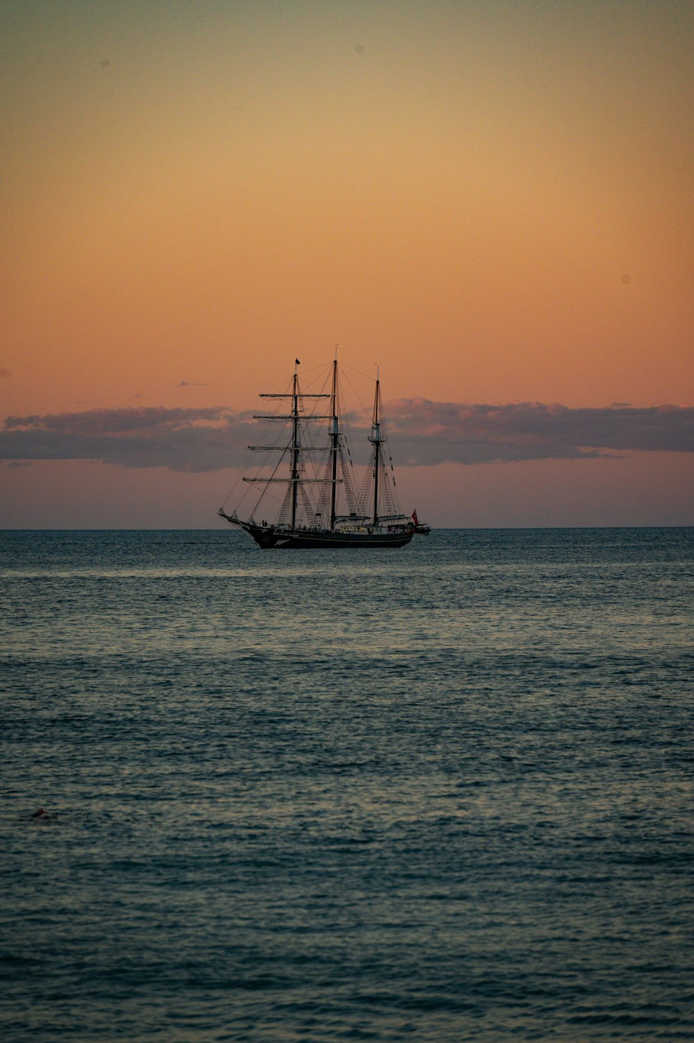 um grande barco flutuando em cima de um corpo de água