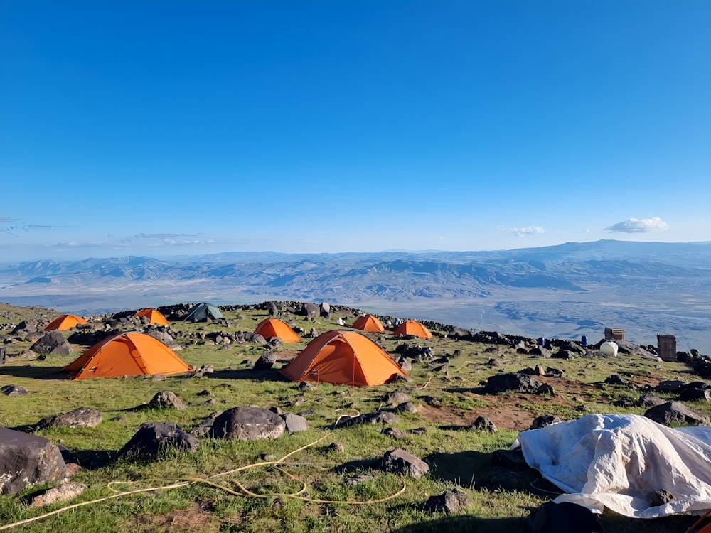 un groupe de tentes installées au sommet d’une montagne