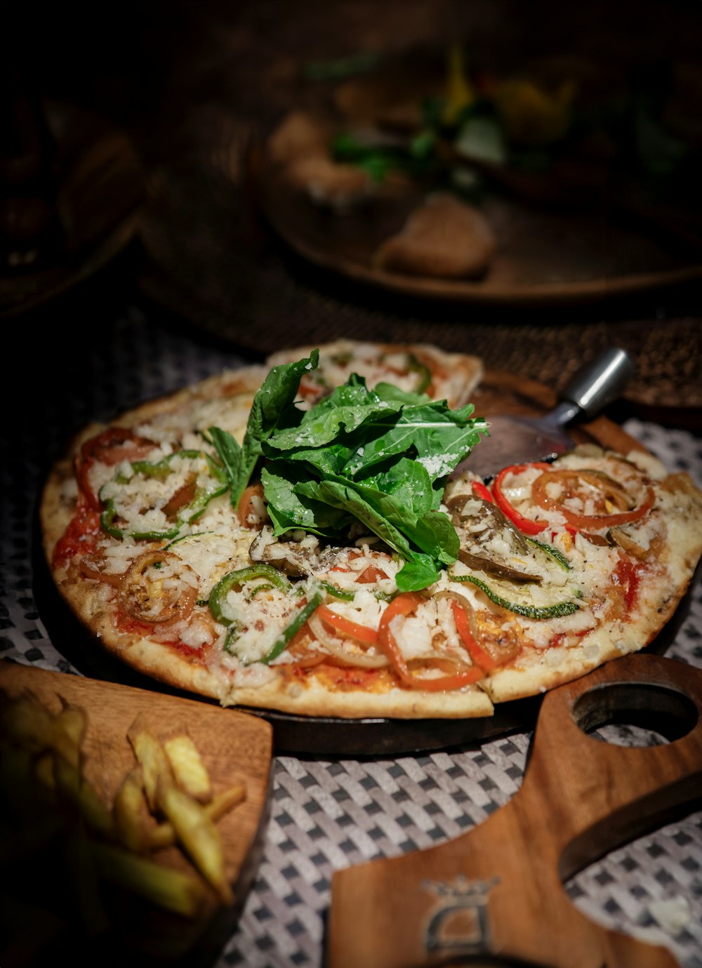 une pizza posée sur une planche à découper en bois