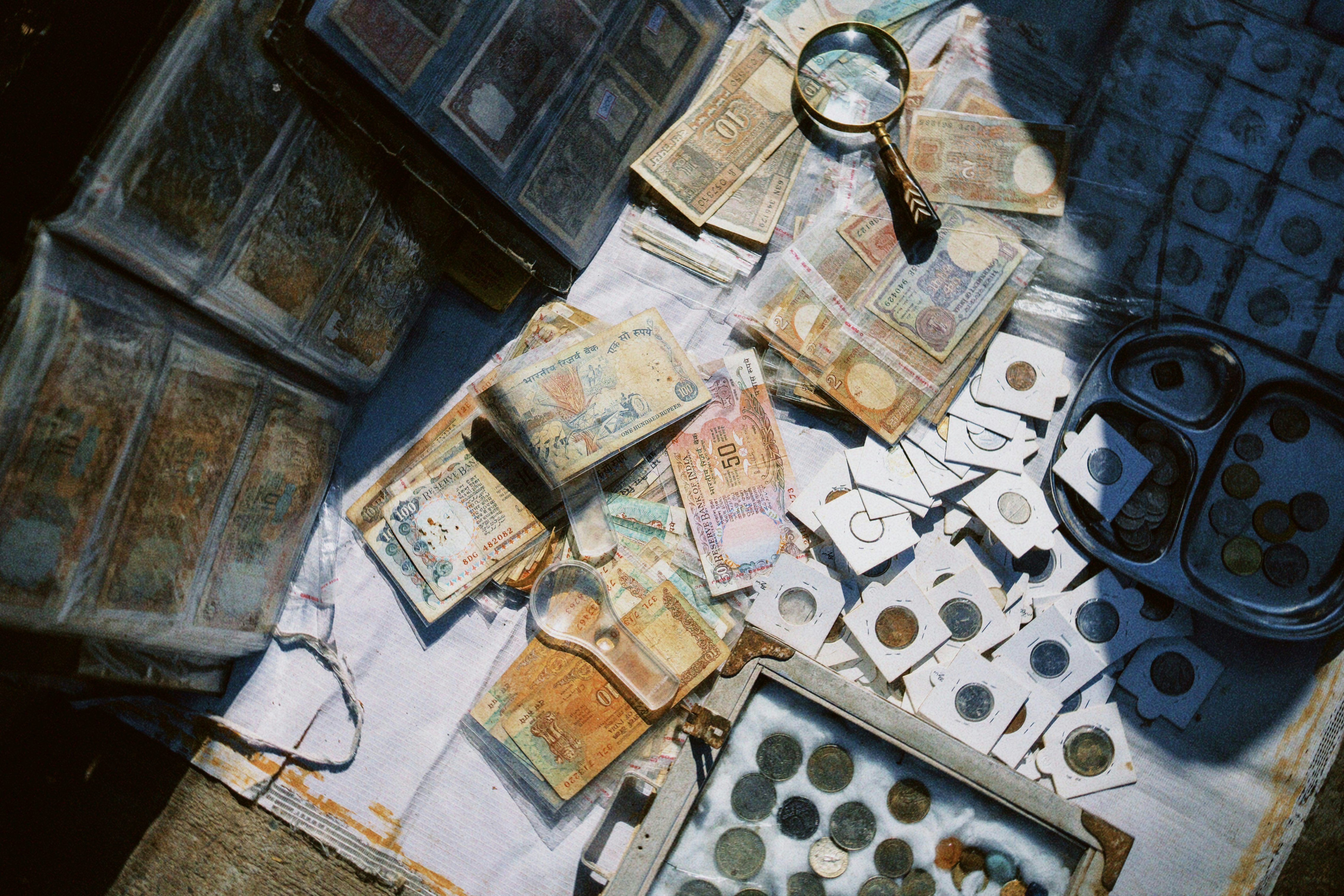 Close-up de um celular mostrando uma conversa, simbolizando a interface amigável e prática do assistente financeiro no WhatsApp.