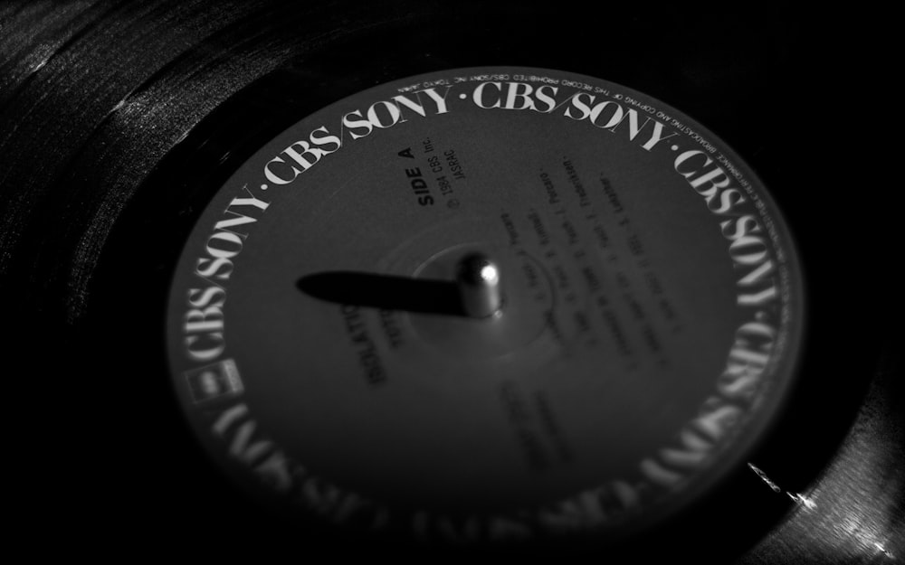 ein Schwarz-Weiß-Foto einer Schallplatte