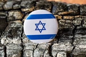 a button with the flag of israel on it