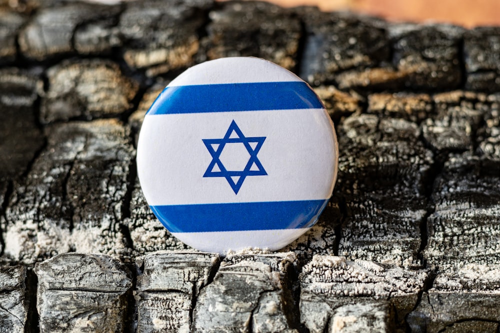 Ein Knopf mit der Flagge Israels darauf