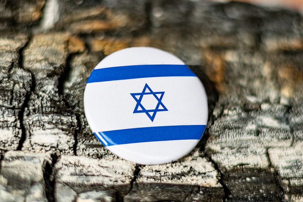 a button with the flag of israel on it