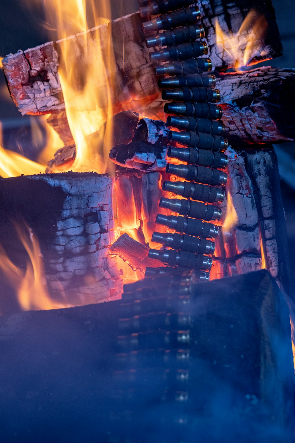 um close up de um fogo queimando em uma lareira