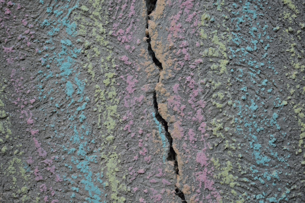 un primo piano di una crepa in una roccia