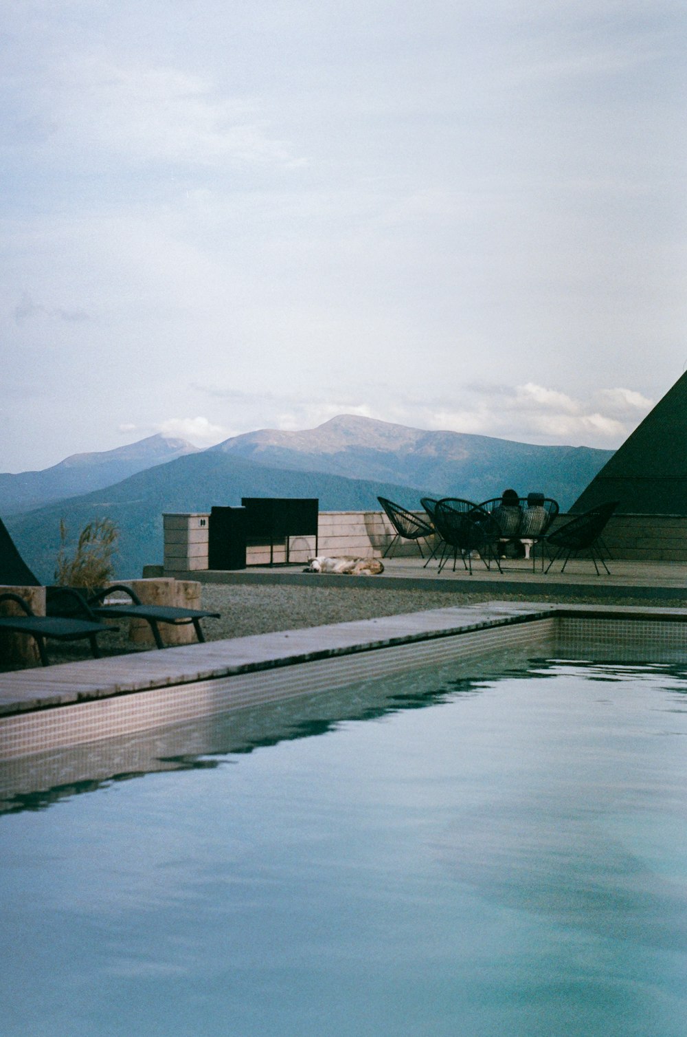 uma piscina com vista para a montanha ao fundo