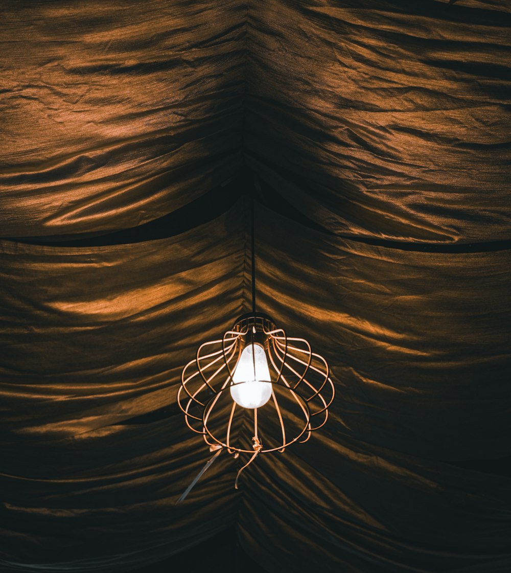 uma luminária pendurada no teto de uma tenda