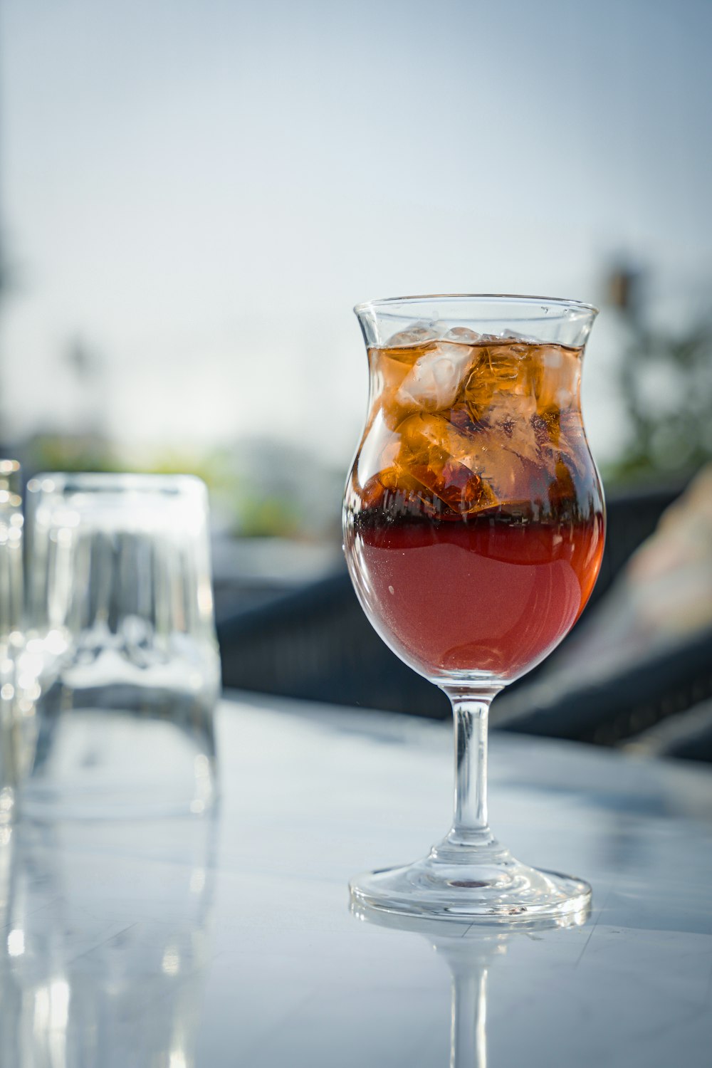 un verre rempli de liquide posé sur une table