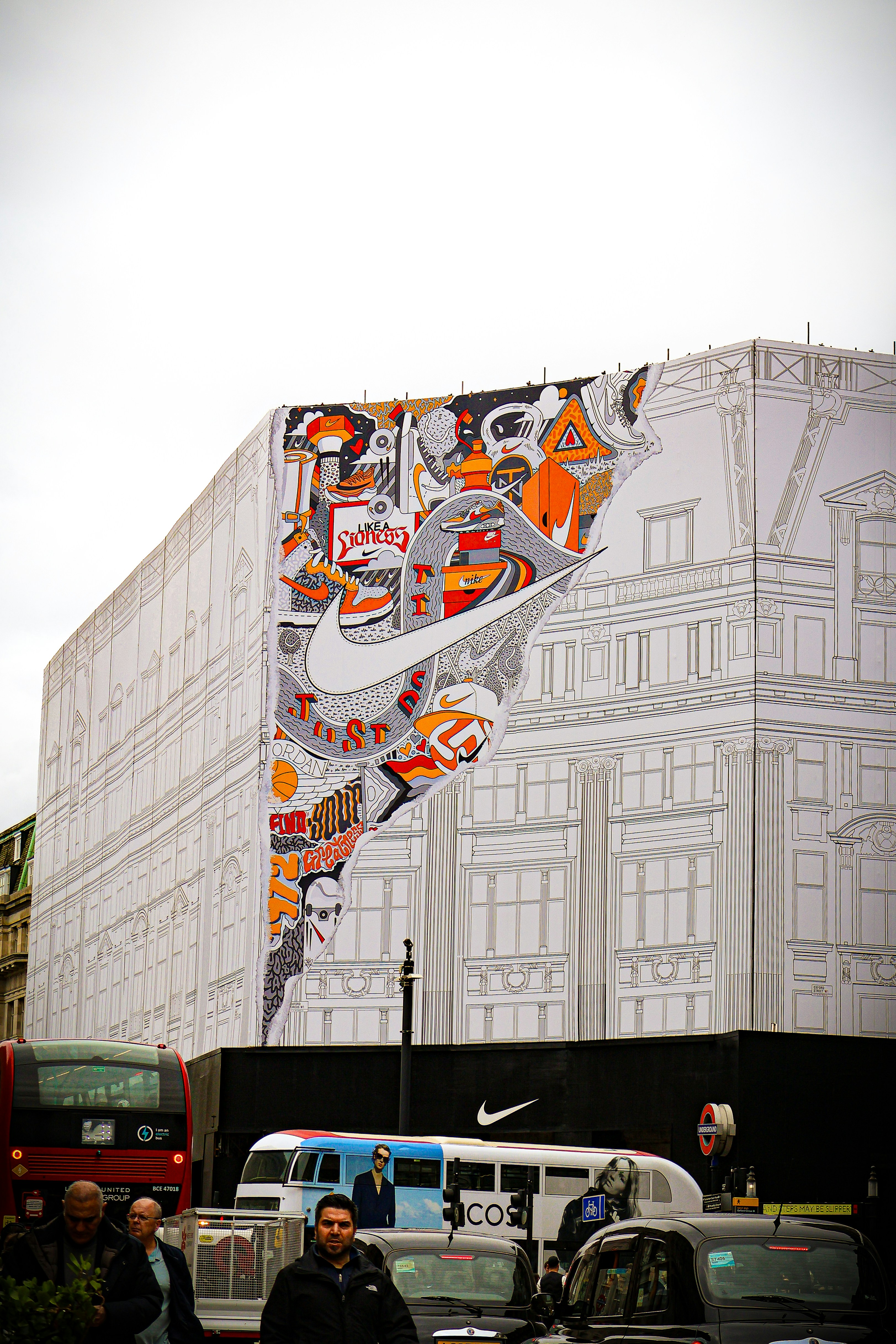 Un gran mural en el costado de un edificio