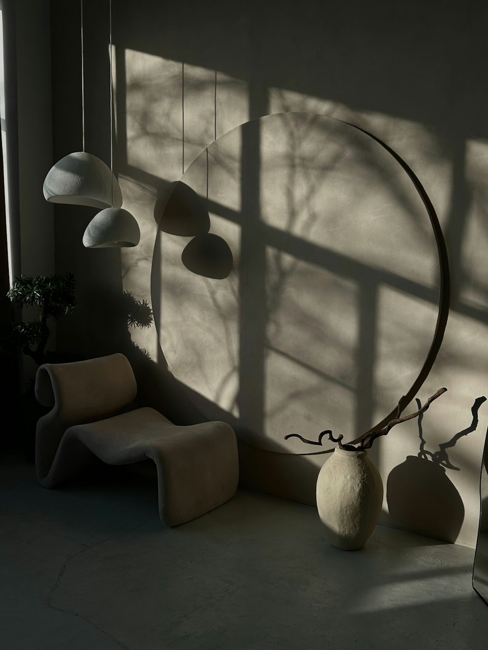 une pièce avec une chaise, une lampe et une sculpture