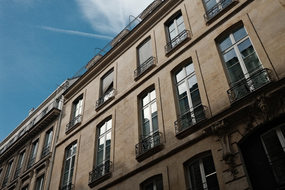 Un edificio alto con muchas ventanas y balcones