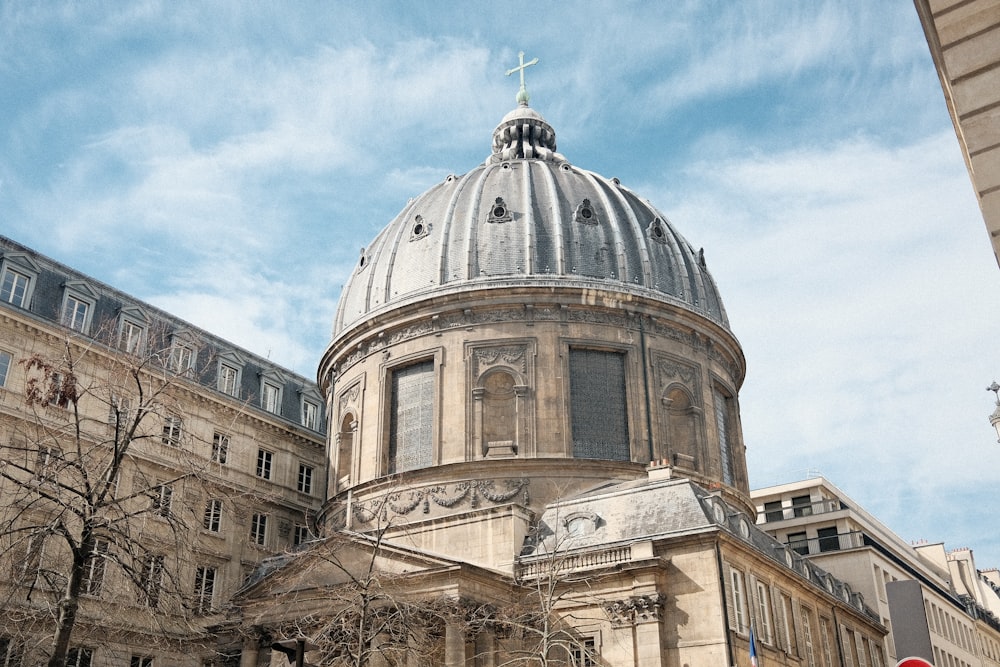 un grand bâtiment surmonté d’un dôme