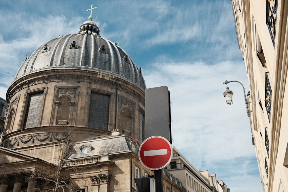 um sinal de parada em frente a um grande edifício