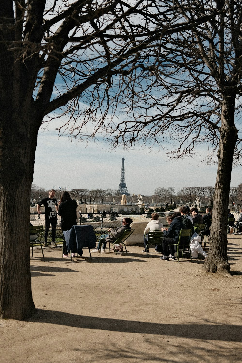 Un grupo de personas sentadas encima de un banco del parque