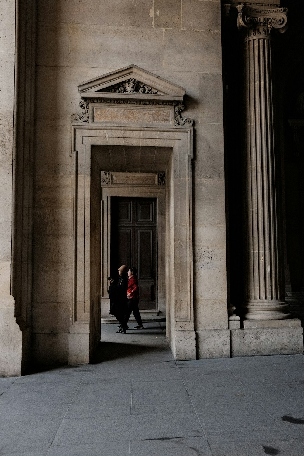 un couple de personnes qui se tiennent dans l’embrasure d’une porte