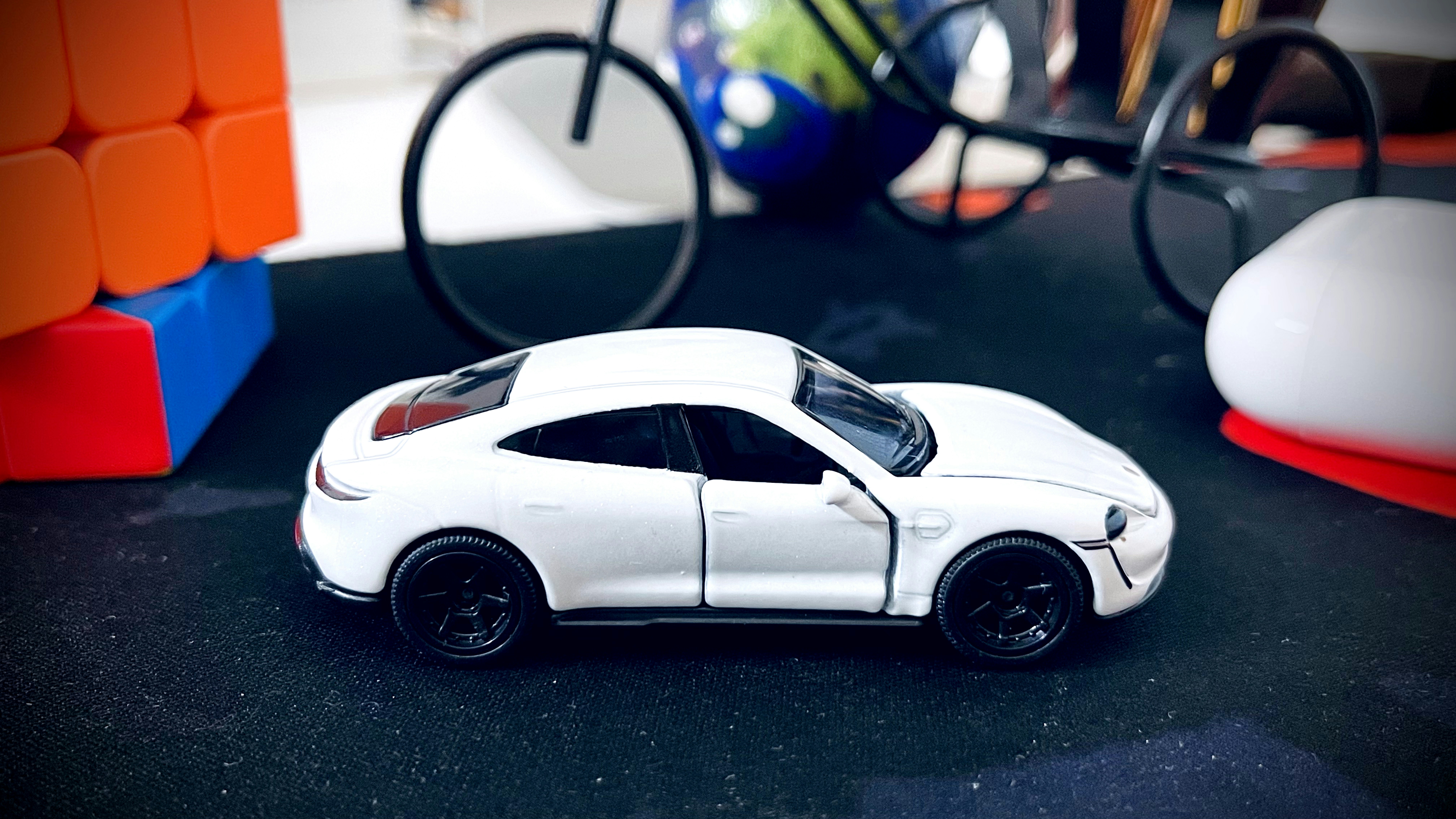 une petite voiture blanche posée sur une table