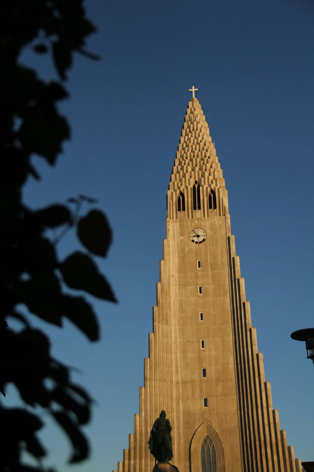 um edifício muito alto com um relógio do lado