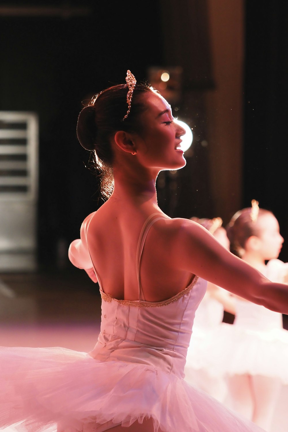 une femme dans une robe blanche danse