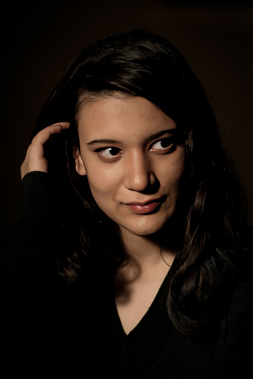 a woman is posing for a picture in the dark