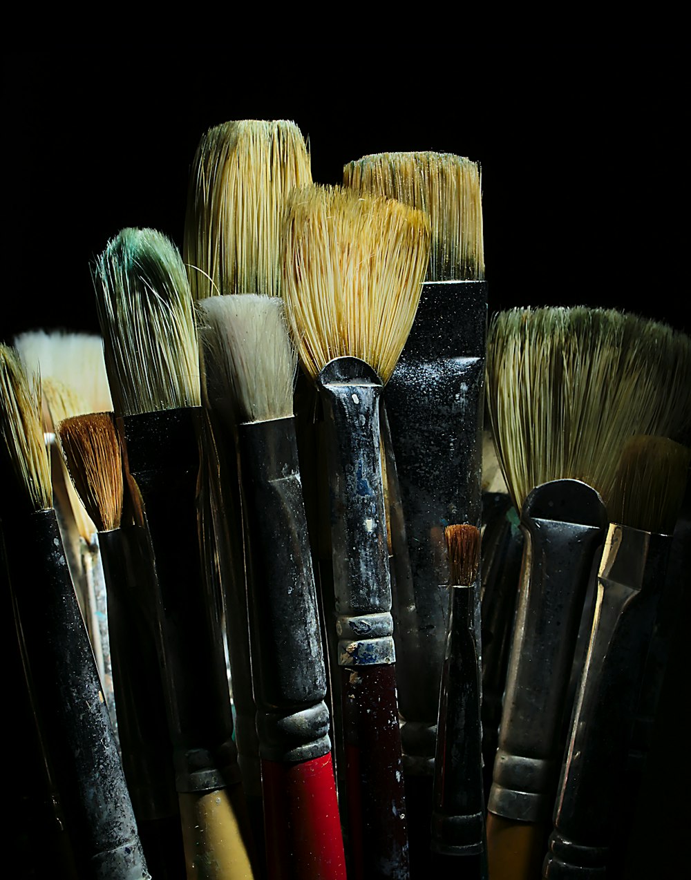 a group of brushes sitting next to each other