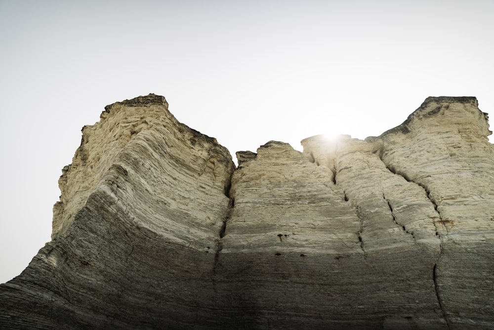 the sun shines through the rocks in the desert