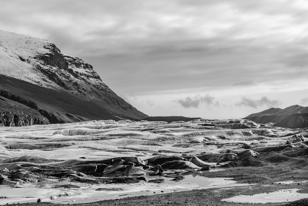 uma foto em preto e branco de montanhas e gelo