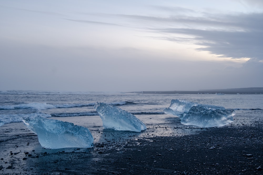 un groupe d’icebergs flottant au-dessus d’un plan d’eau