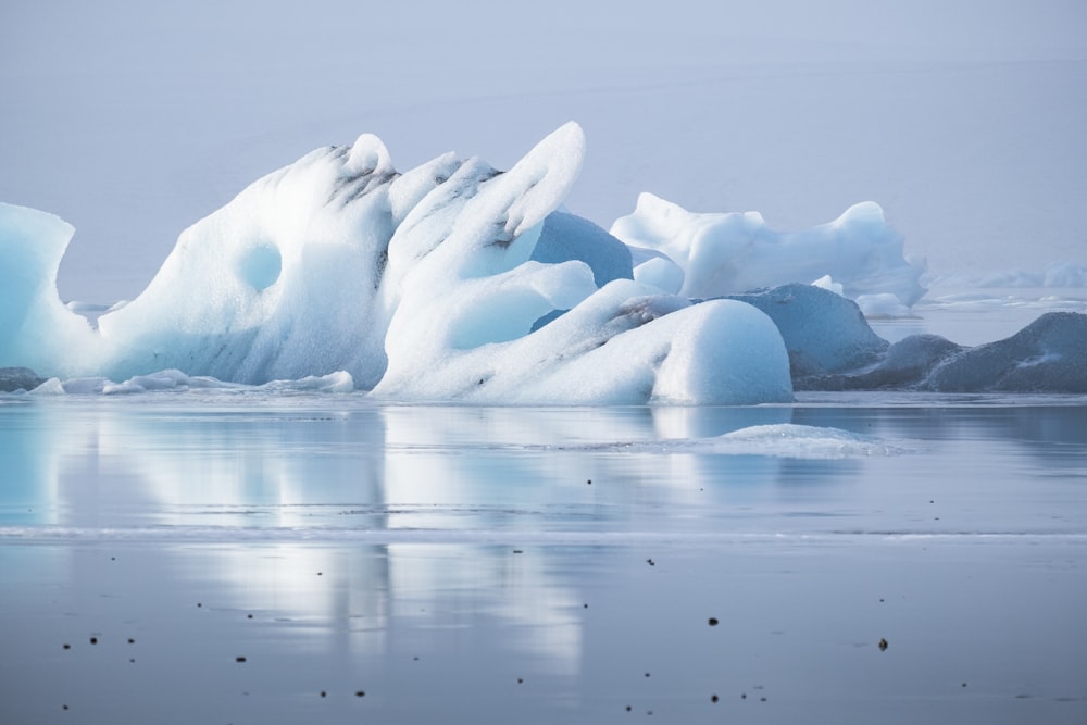 Un gran iceberg flotando sobre un cuerpo de agua