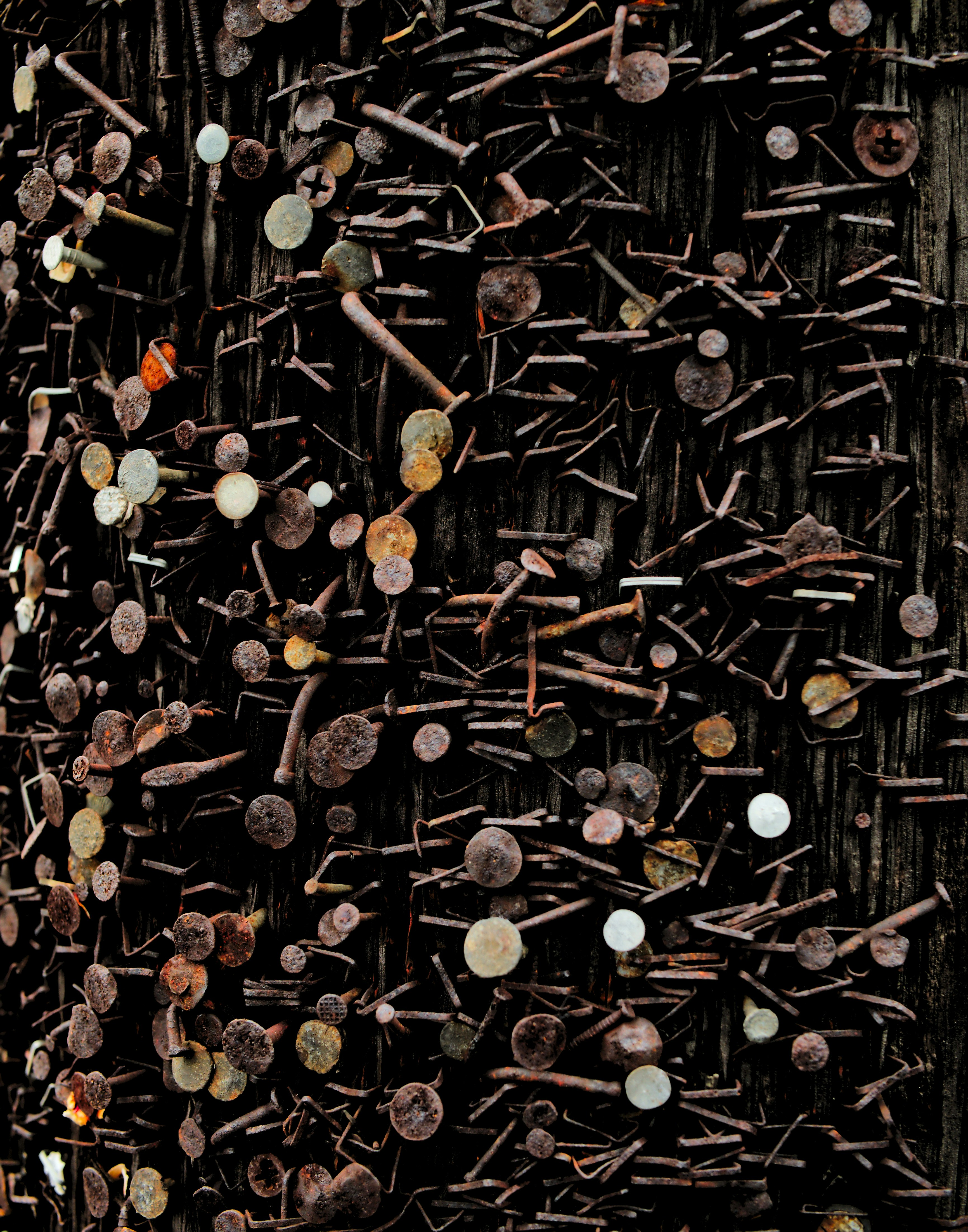 a bunch of screws that are on a pole