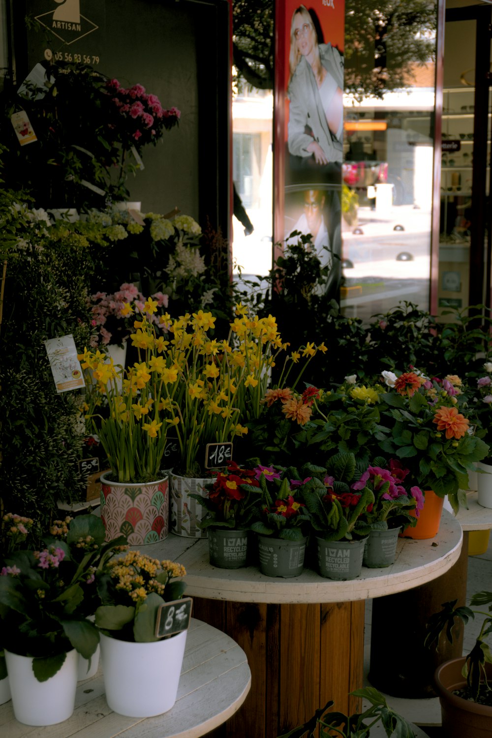 ein Blumenstrauß, der auf einem Tisch steht