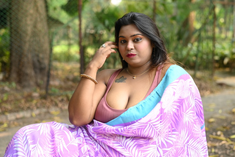 Mujer madura con sari colorido