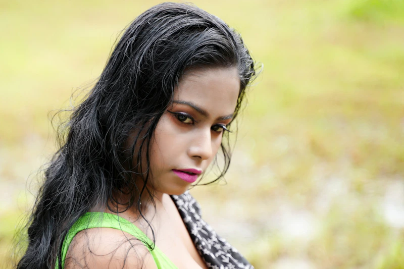 sugar mommy com cabelo longo em top verde