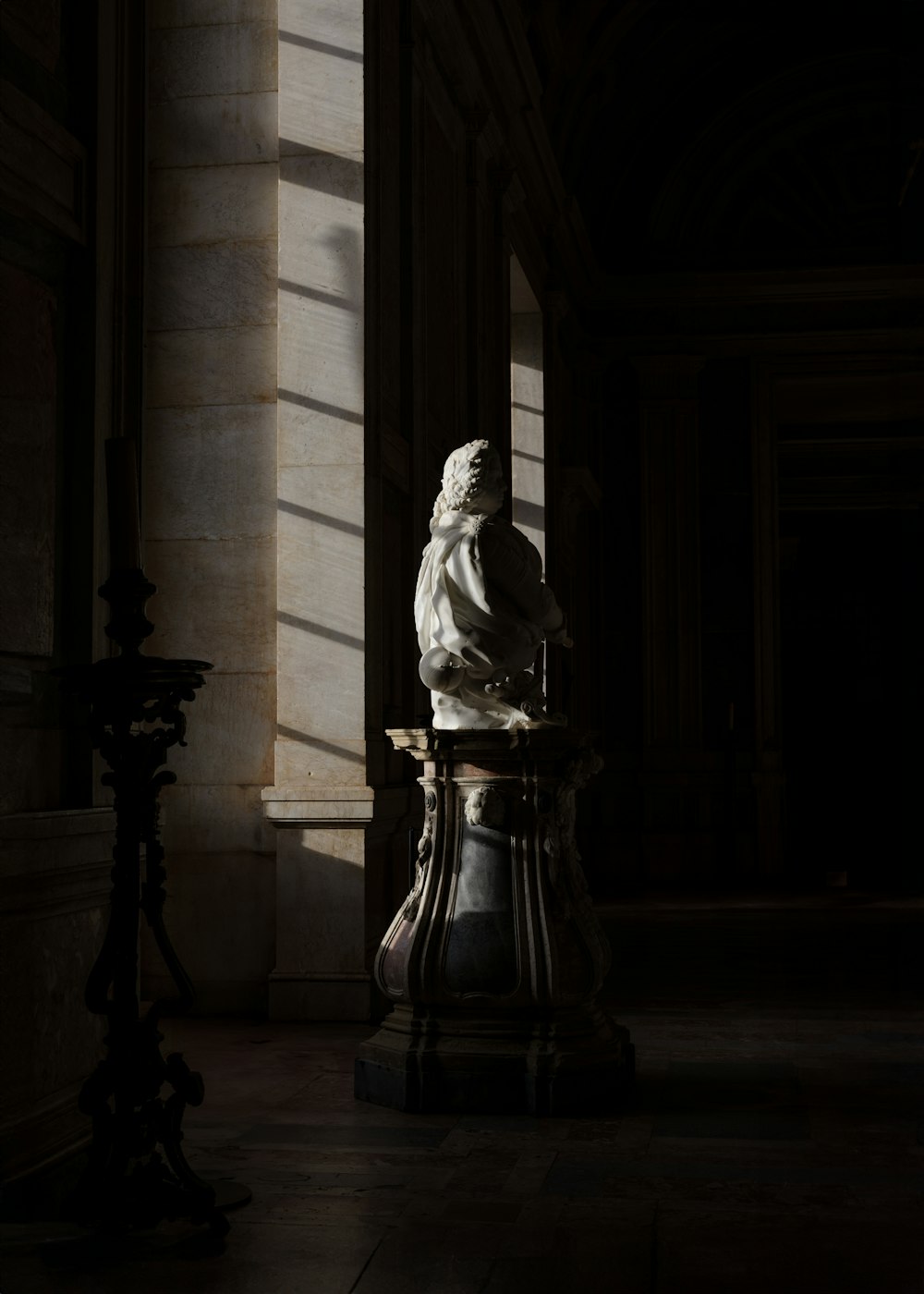 uma estátua de um leão em um quarto escuro