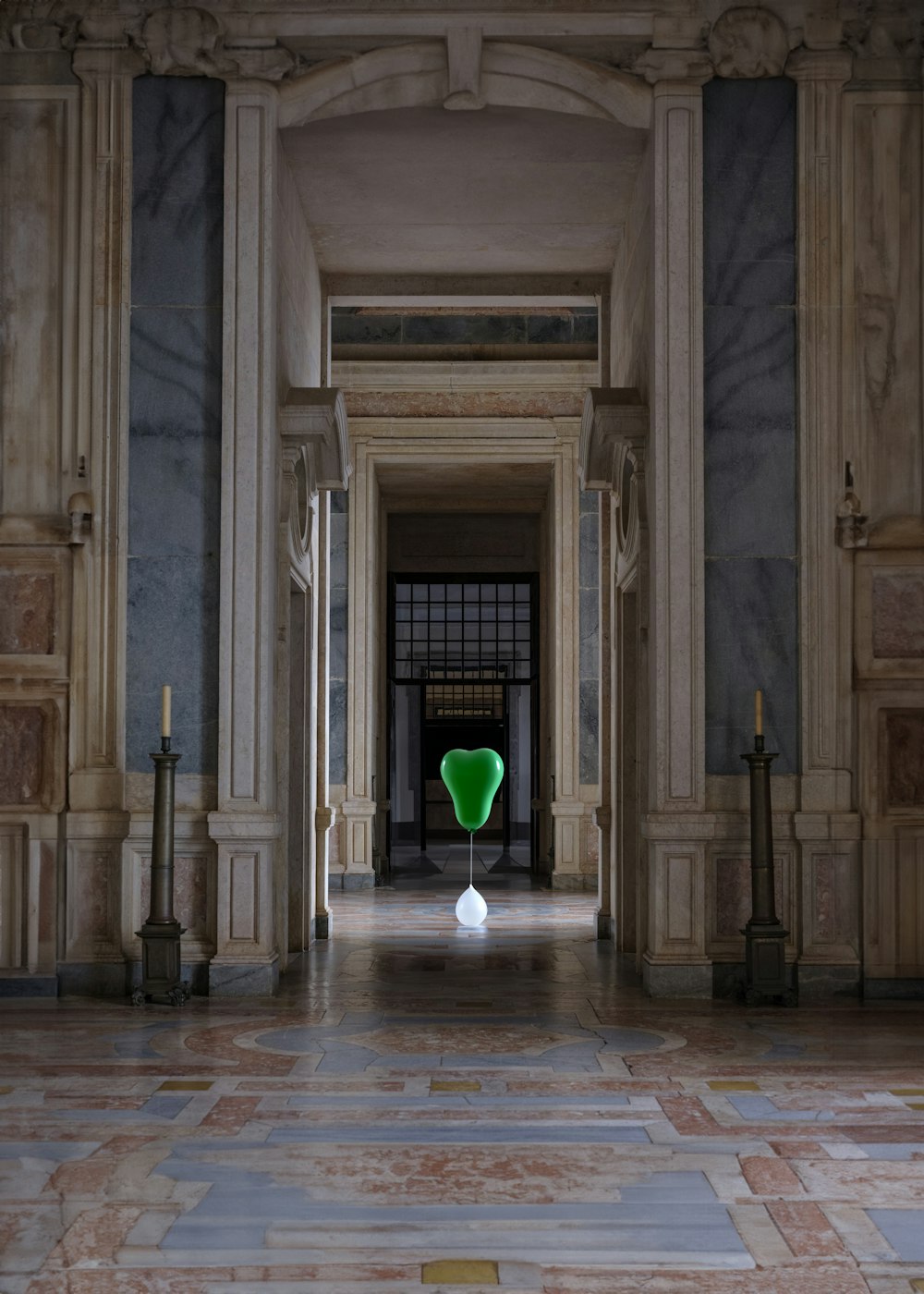 eine grüne Vase, die in der Mitte eines Flurs steht