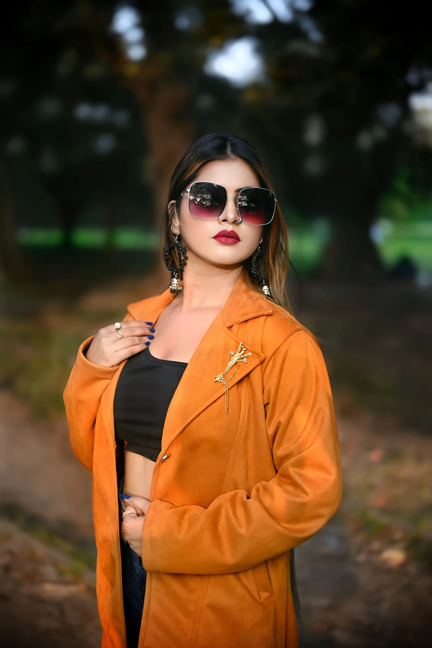 Modelo com óculos de sol em ensaio de moda