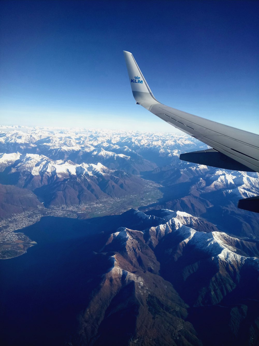 Una vista di una catena montuosa da un aeroplano