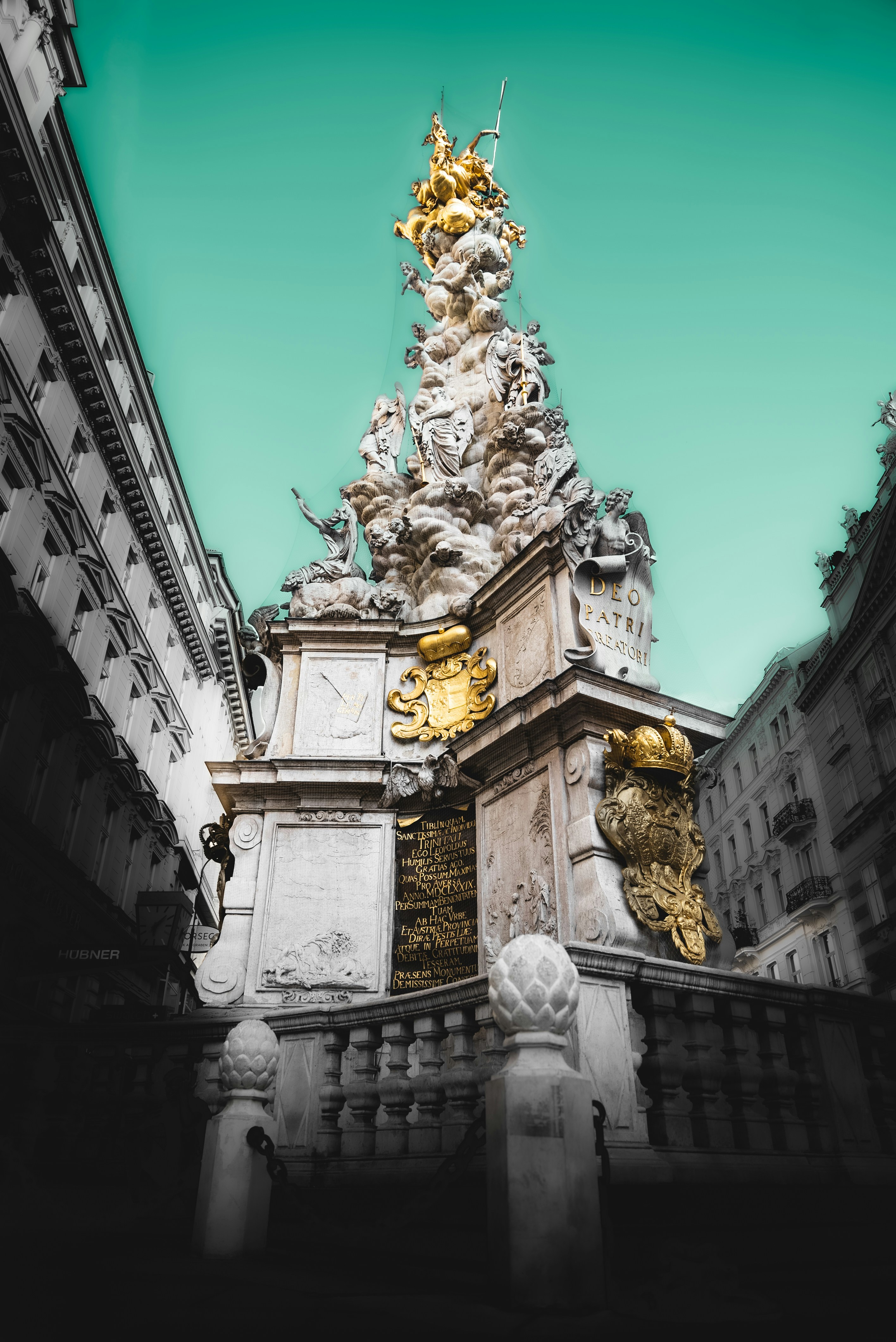 a statue in the middle of a courtyard