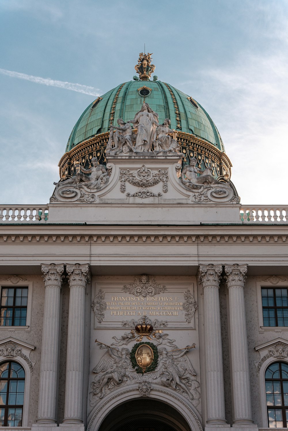 un grande edificio con una cupola in cima