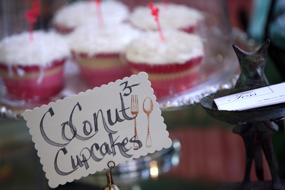 una exhibición de cupcakes con un letrero que dice donut cupcakes