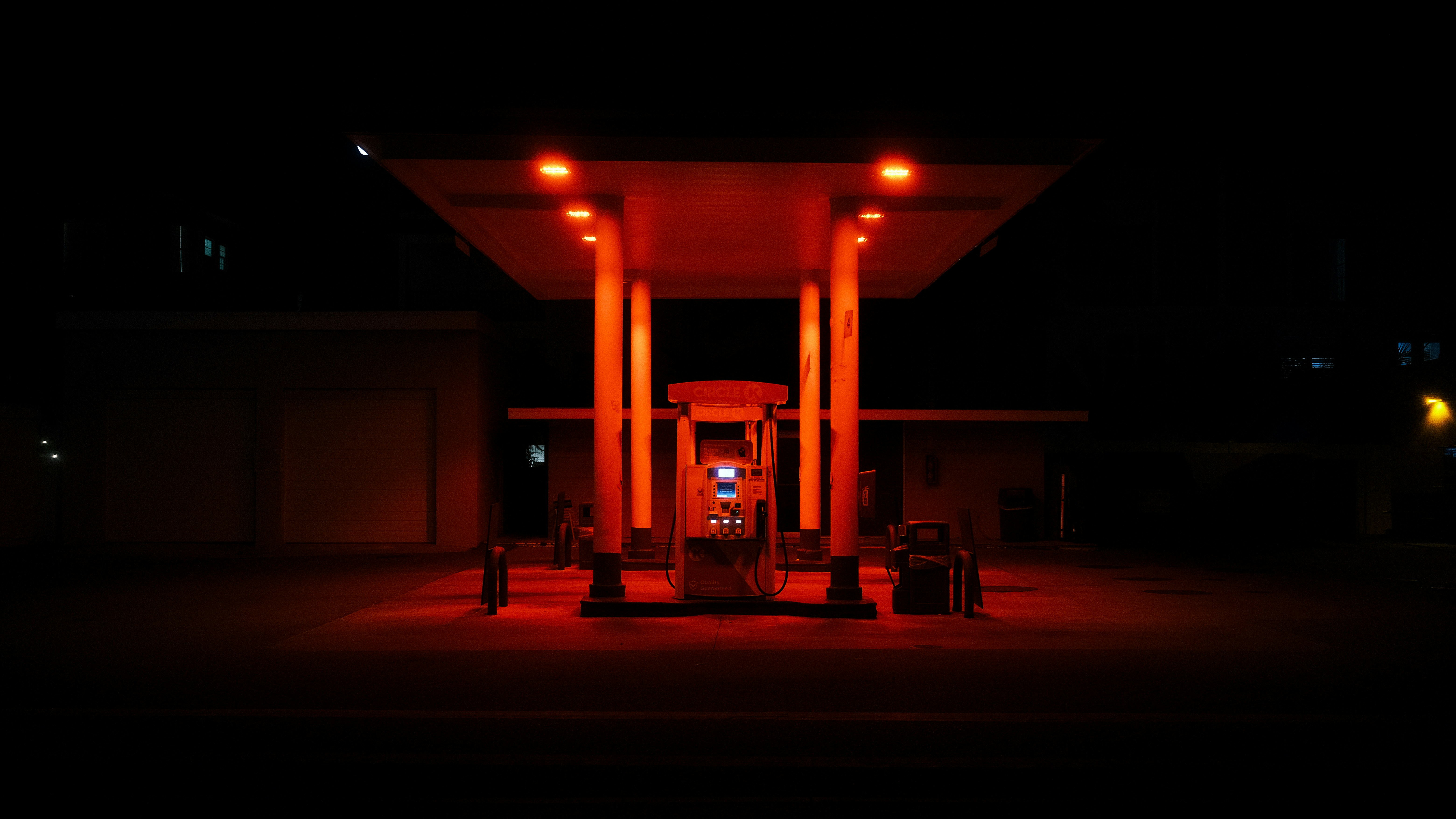 pompa bensin di malam hari dengan lampu merah