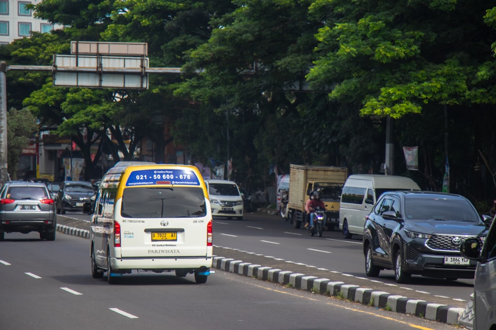 a city street filled with lots of traffic