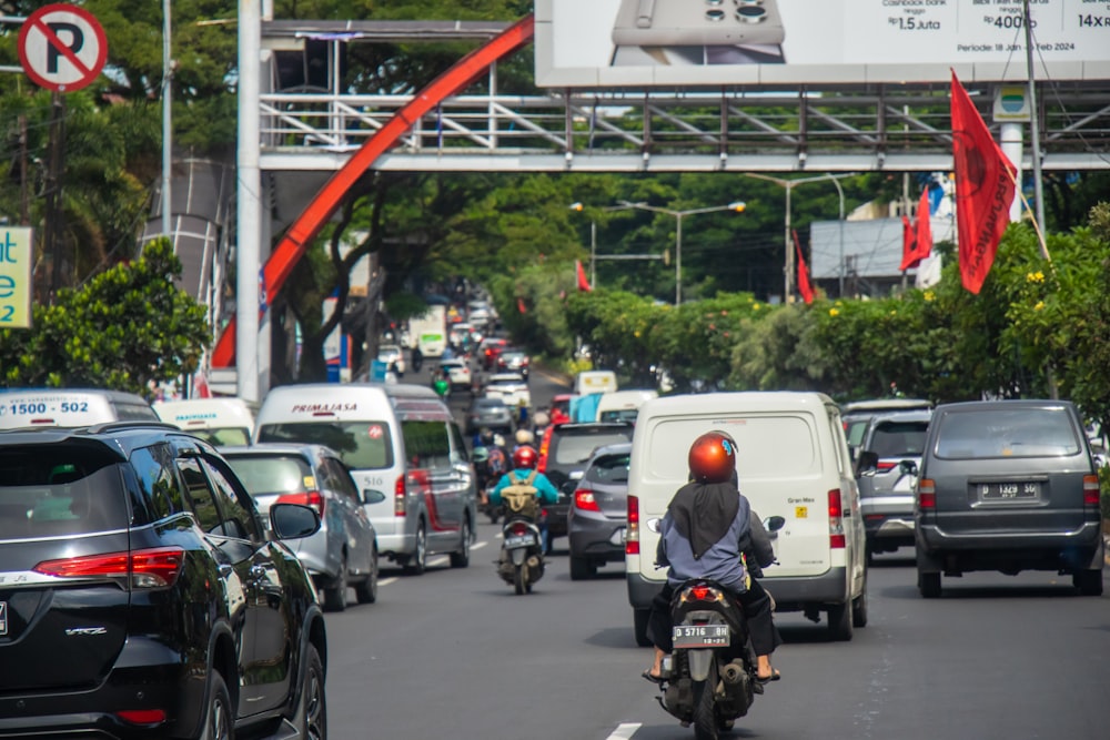 Una strada trafficata piena di traffico