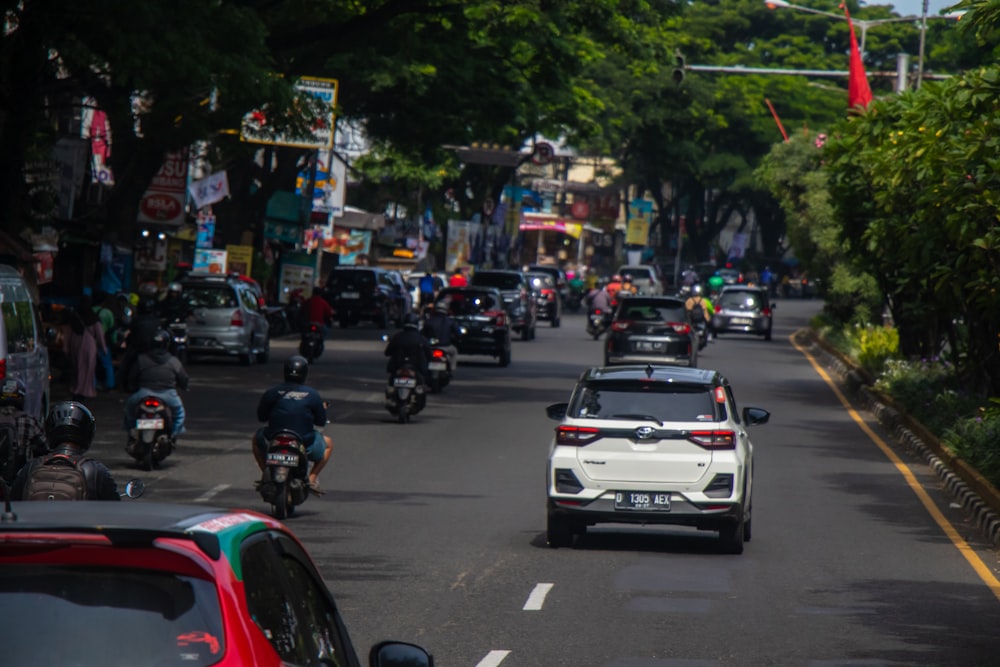 una strada piena di auto e moto