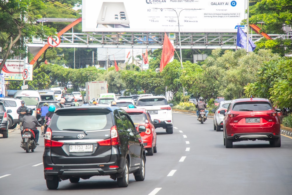 una strada piena di auto e moto