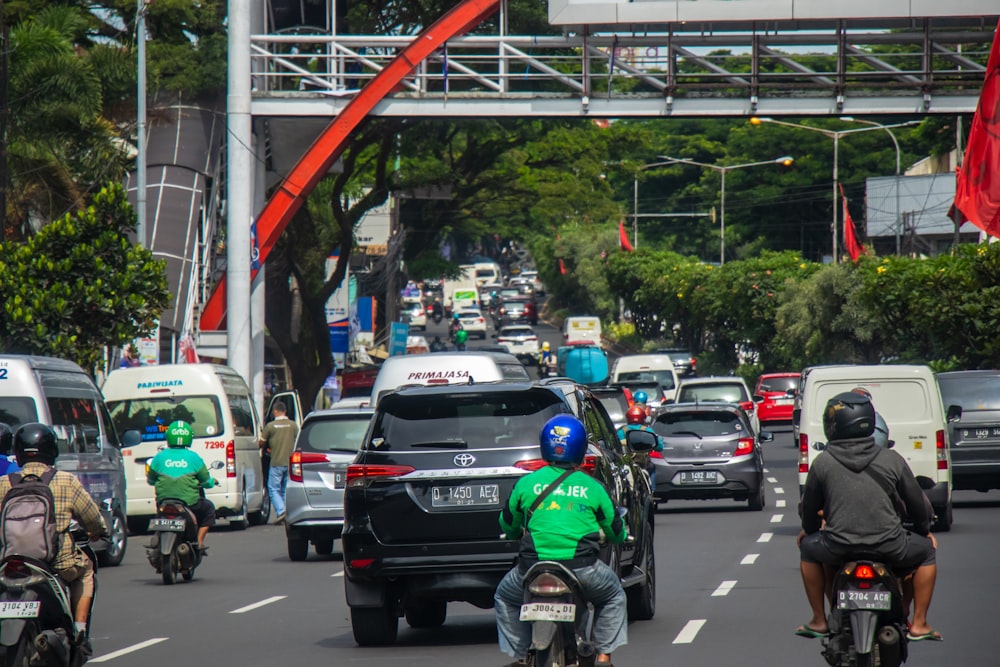 Eine Gruppe von Menschen, die mit Motorrädern eine Straße entlang fahren