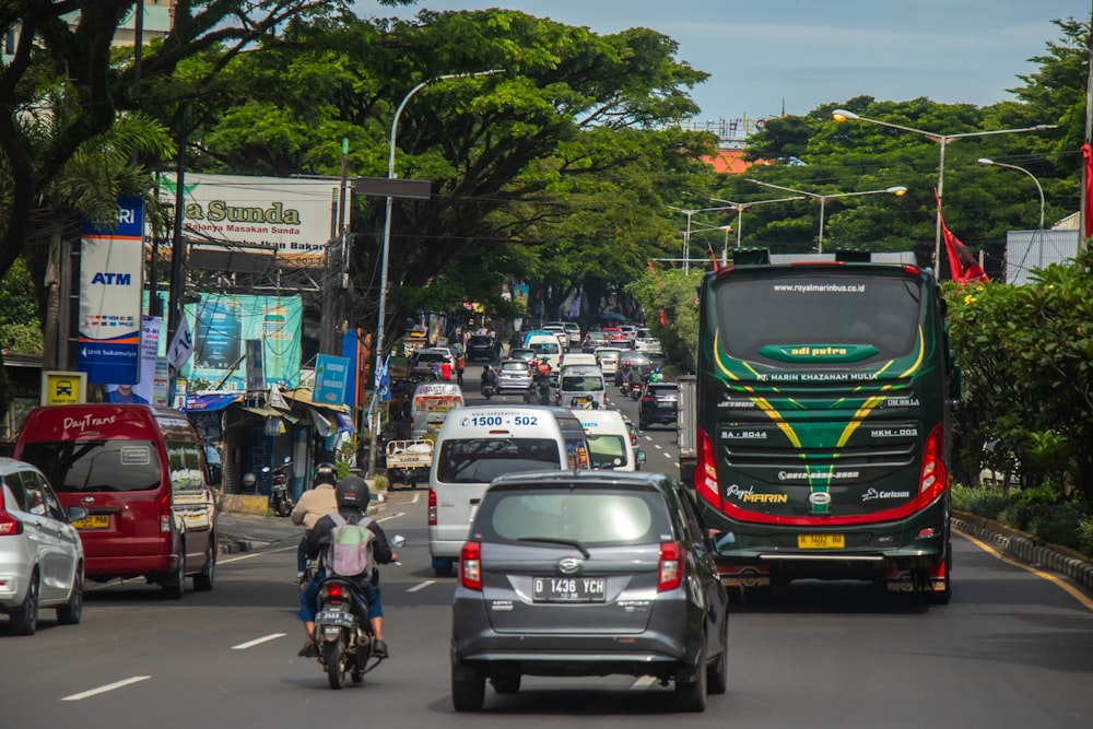 a city street filled with lots of traffic