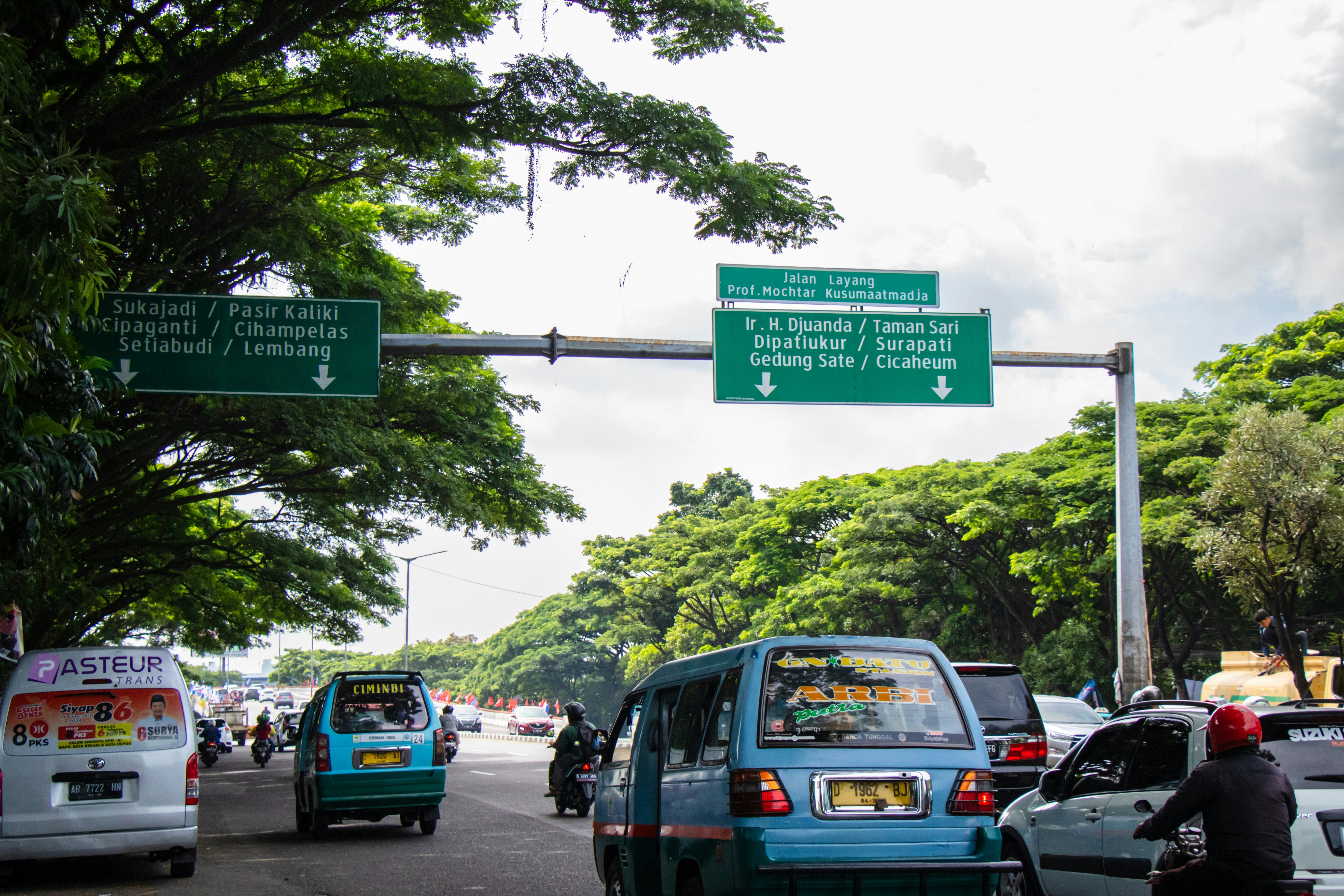 Путин поручил ограничить велокурьеров на тротуарах с 2026 года